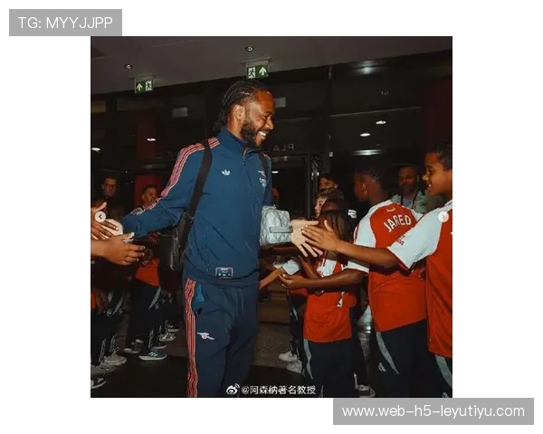 球员赛后感谢家人支持的温暖瞬间成为社媒焦点，感谢球员的付出