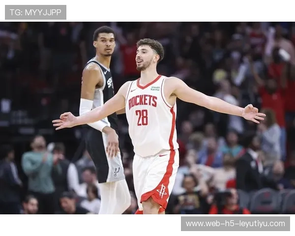 休斯敦火箭快速推进，阿尔佩伦申京策应成功