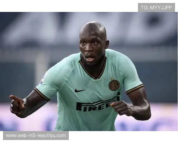 卢卡库头球吊射中路，空中对抗力帮助球队破局